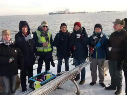 Aktive Mitglieder des Nabu Wilhelmshaven, unter ihnen auch Nabu-Vorsitzende Stefanie Eilers (zweite von links) servierten am Sonntag hei&szlig;en Tee und &bdquo;Kluntje ohne Chlor&ldquo; auf der Mole in Hooksiel. Im Hintergrund liegt die &bdquo;H&ouml;egh Esperanza&ldquo;.