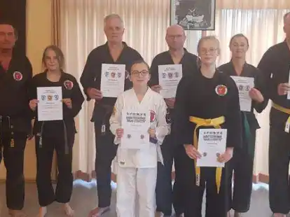 Folgende Pr&uuml;flinge bestanden die Pr&uuml;fung zum n&auml;chst h&ouml;heren Gurt: (hinten, v.li.) Pr&uuml;fer Wilfried Lange, Silke Cohnen zum 3. Kyu (1. brauner G&uuml;rtel), Udo Ritterhoff zum 1. Kyu (3. brauner G&uuml;rtel), Thomas Augustyniak zum 5. Kyu (blauer G&uuml;rtel), Diana Kirsch zum 6. Kyu (gr&uuml;ner G&uuml;rtel), Michael Stegie zum 8. Kyu (gelber G&uuml;rtel) sowie (vorne, v.li.) Valerie Brunke zum 4. Kyu und Eske L&uuml;cking zum 8. Kyu.