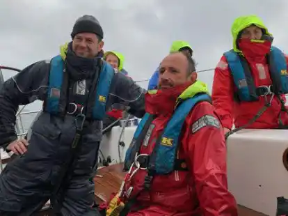 Immer die Nase im Wind: Skipper Max Lindenberg (vorn, von links) mit seinem Wachf&uuml;hrer Christian Strom w&auml;hrend der Regatta auf der &bdquo;Esprit&ldquo;