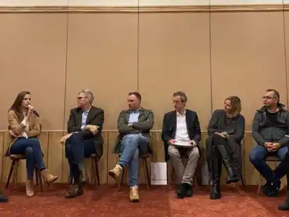 Sie diskutierten zur Frage, wie man dem Fachkr&auml;ftemangel vor Ort begegnen kann: (v.l.) Thorsten Bode, Vanessa Kaiser, Stefan B&uuml;nting, Gehde Meyer, Georg Emken, Sandra Poelmeyer, J&ouml;rg Hakmann und Insina L&uuml;schen. Mit dabei waren auch Landrat Christian Pundt sowie die Landtagsabgeordnete Sina Beckmann.