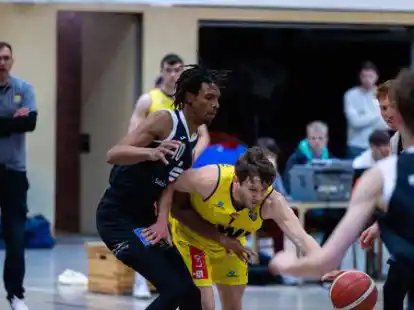 Verlor auch das R&uuml;ckspiel mit den Baskets Juniors TSG Westerstede gegen die Aschersleben Tigers: Fritz Hemschemeier (am Ball) und seine Teamkollegen leisteten sich in der Schlussminute drei kostspielige Ballverluste.