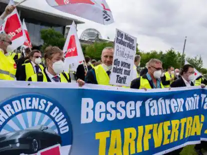 Mitarbeiter des Fahrdienstes des Bundestags demonstrieren in Berlin f&uuml;r einen Tarifvertrag. Die Zahl der Besch&auml;ftigten ohne Tarifvertrag hat sich in Niedersachsen von 2002 bis 2021 verdoppelt.