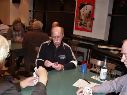 Skatrunde in Augustfehn: Die Spielerinnen und Spieler, die sich im Fehnort regelm&auml;&szlig;ig treffen, m&ouml;chten gern noch mehr Menschen f&uuml;r das vielseitige und taktische Kartenspiel begeistern.