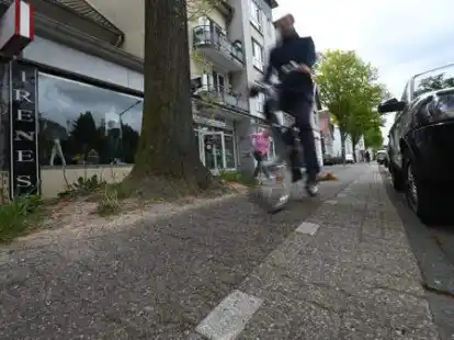 Schlecht und eng: der Radweg an der Nadorster Stra&szlig;e