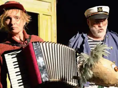 Traten mit dem St&uuml;ck &bdquo;K&auml;pt&rsquo;n L&uuml;ttich und Baby Dronte&ldquo; in der Grundschule im Gulfhof Loquard auf: Kerstin Wittstamm und Caspar Harlan vom Landesverband Freie Theater in Niedersachsen.