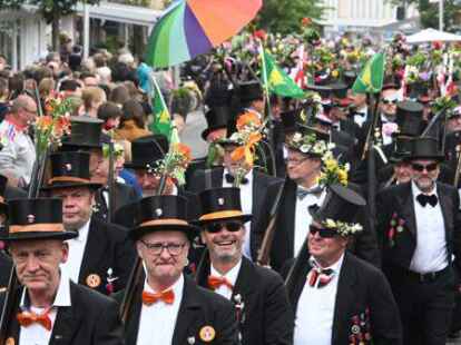 2911 Sch&uuml;tzen und Musiker marschieren beim Gildefest in Wildeshausen von der Herrlichkeit zum Krandel aus &ndash; mit dabei auch zahlreiche Rekruten.
