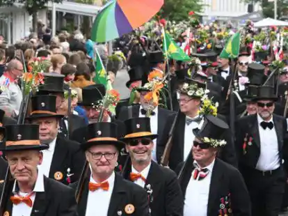 2911 Sch&uuml;tzen und Musiker marschieren beim Gildefest in Wildeshausen von der Herrlichkeit zum Krandel aus &ndash; mit dabei auch zahlreiche Rekruten.