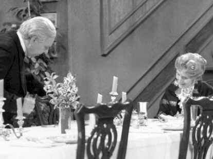 Freddie Frinton als Diener James und May Warden als alleinspeisende alte Dame Miss Sophie in einer Szene von «Dinner for One» (undatierte Filmszene). Vor 50 Jahren – am 31. Dezember 1972 – wurde beim Norddeutschen Rundfunk (NDR) in Hamburg die Fernsehtradition begründet, «Dinner for One» stets an Silvester auszustrahlen. Rund ein Dutzend Ausstrahlungen gibt es nun wieder am 31. Dezember und 1. Januar 2023.