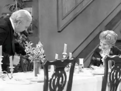 Freddie Frinton als Diener James und May Warden als alleinspeisende alte Dame Miss Sophie in einer Szene von &laquo;Dinner for One&raquo; (undatierte Filmszene). Vor 50 Jahren &ndash; am 31. Dezember 1972 &ndash; wurde beim Norddeutschen Rundfunk (NDR) in Hamburg die Fernsehtradition begr&uuml;ndet, &laquo;Dinner for One&raquo; stets an Silvester auszustrahlen. Rund ein Dutzend Ausstrahlungen gibt es nun wieder am 31. Dezember und 1. Januar 2023.
