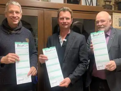 Pr&auml;sentierten den Dorfkalener f&uuml;r Sillenstede und Grafschaft (von links) Hinrich Neumann, Vorsitzender des B&uuml;rgervereins Sillenstede, Jan B&ouml;lts, Vorsitzender der Dorfgemeinschaft Sillenstede und Pastor Wolfgang Machtemes (Schriftf&uuml;hrer Dorfgemeinschaft).