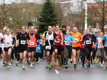 Aus der Bahn: Die L&auml;uferinnen und L&auml;ufer gehen auf die Piste. 549 hatten sich angemeldet.