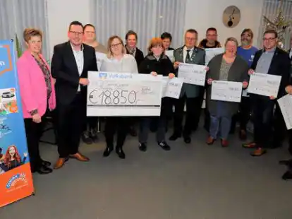 Vertreter von 13 Vereinen und Institutionen freuten sich mit den Mitarbeitern der Volksbank  &uuml;ber die Zuwendungen aus dem Reinertrag des Gewinnsparens der Volksbank B&ouml;sel-Bar&szlig;el-Friesoythe.