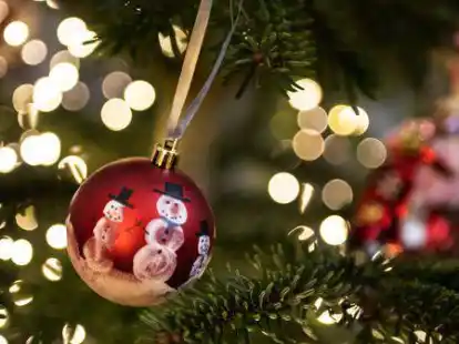 Der ganze Weihnachtsschmuck muss ab, dann kann der Baum zur Sammelstelle gebracht werden.