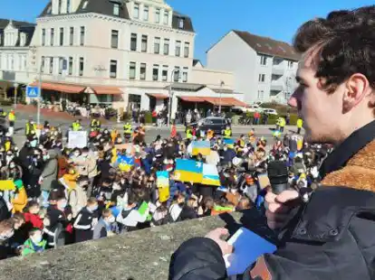 Ein Zeichen f&uuml;r den Frieden setzten knapp 2000 Sch&uuml;ler aus Nordenham bei einer Demonstration auf dem Bahnhofsvorplatz.
