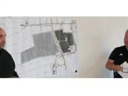 Sascha Helmerichs (links) und Thomas Tietjen stellten in einer Gemeinderatssitzung ihre Pl&auml;ne f&uuml;r die Fl&auml;chen-Photovoltaikanlage in S&uuml;rw&uuml;rden vor.