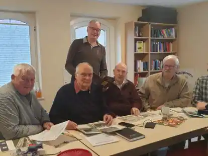 Sie geh&ouml;ren zum Team der Aper Geschichtswerkstatt: Harald Reinhardt (von links), Hermann Ries, Frank Zahn (stehend), J&uuml;rgen Dombrowski, Jens Delger und Gerd Ahrens (es fehlen Uwe Junker und Egon Kohnen).