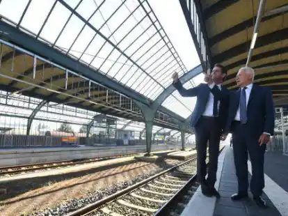 Im September 2016 hatte der damalige Bahnchef R&uuml;diger Grube (rechts ) dem damaligen Nieders&auml;chsischen Verkehrsminister Olaf Lies erkl&auml;rt, eine Billig-L&ouml;sung beim Neubau bzw. Sanierung der Gleishalle f&uuml;r den Oldenburger Hauptbahnhof sei vom Tisch.