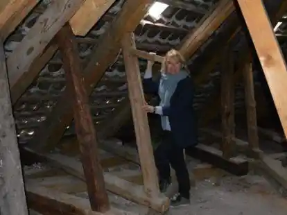 Alte Balken, marodes Dach: Prof. Dr. Antje Sander steht im Eulenturm des Schlosses in Jever. Dieser wird derzeit restauriert.