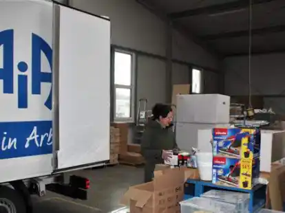Die Hallen an der Burgstra&szlig;e werden jetzt als Abstellfl&auml;che f&uuml;r verschiedene Waren genutzt: AiA-Gesch&auml;ftsf&uuml;hrerin Anne Higgen und ein Mitarbeiter.
