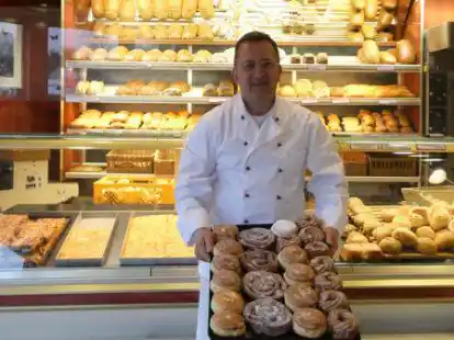 Berliner, Viktorias und Apfelberliner sind klassische Silvestertraditionen: So auch in der B&auml;ckerei und Konditorei Kolloge mit Gesch&auml;ftsinhaber Wolfgang Kolloge.