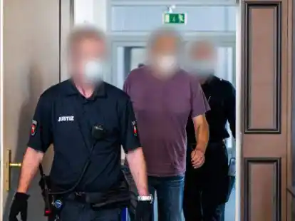 Ein wegen zweifachen Mordes und versuchten Mordes angeklagter Mann wird in einen Gerichtssaal des Landgerichts Verden gef&uuml;hrt. Nun wurde er zu lebenslanger Haft verurteilt.