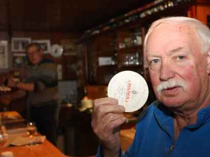 Vertrauenssache: Dieter Mertens mit seinem Bierdeckel. Er zapfte sich in der Not sein Bier  Ende der 199er Jahre selbst.