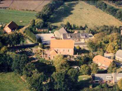 Das war einmal: Blick auf den Ortskern von Westerende-Kirchloog mit der Kirche und dem dahinterliegen Gasthof Germann mit dem feuerroten Ford Capri des noch jungen Johann Germann Rieken.
