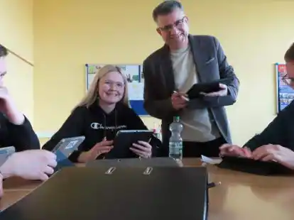 Ayiman Azouz hat schon in Syrien Mathe und Informatik unterrichtet, dann musste er fl&uuml;chten und kam nach Emden. Nach einem langen h&uuml;rdenreichen Weg hat er jetzt sein Referendariat erfolgreich beendet und darf als echter Lehrer an den BBS I in Emden unterrichten.