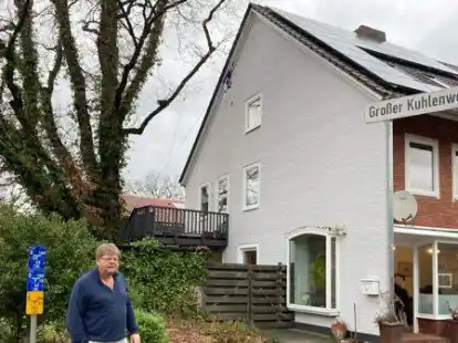 Hier m&ouml;chte Hans-Peter   Pophanken will an der Ecke Gro&szlig;er Kuhlenweg/Friedrich-Naumann-Stra&szlig;e ein Carport mit Wallbox bauen.   Den Boden wollen die Eheleute zudem &bdquo;entsiegeln&ldquo;, die Platten herausnehmen und durch eine wasserdurchl&auml;ssige Pflasterung ersetzen.