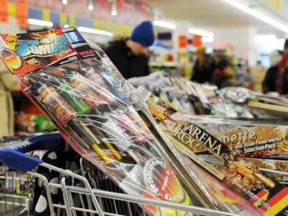 Ein Einkaufswagen mit Feuerwerk (Symbolbild)