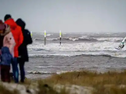Des einen Freud, des anderen Leid. Der Deutsche Wetterdienst sagt f&uuml;r das Silvesterwochenende Sturmb&ouml;en voraus. W&auml;hrend gerade Windsurfer diese B&ouml;en f&uuml;r ihren Sport nutzen k&ouml;nnen, sagen erste Partyveranstalter ihre Events ab.