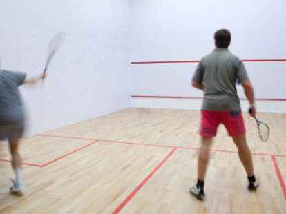 Auf dem Squash-Court geht&rsquo;s wieder voll zur Sache.