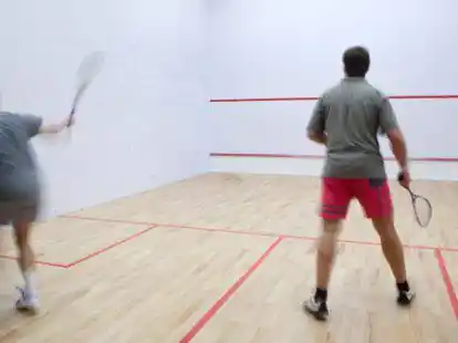 Auf dem Squash-Court geht&rsquo;s wieder voll zur Sache.