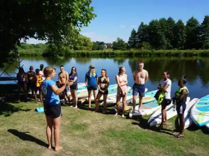 Erst die Theorie: Beim Bootshaus des Post SV am Achterdiek erkl&auml;rte Nele Greten einige Tricks f&uuml;rs Stand-Up-Paddeln. Dann ging es auf die Hunte.