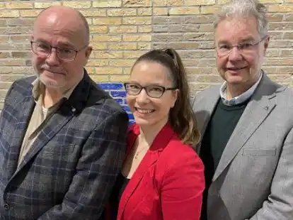 Sie bilden die neue Doppelspitze: Edzard Wagenaar und Nora Dreyer, rechts: der Aufsichtsratsvorsitzende Harald Hemken der Filmfest Emden gGmbH.