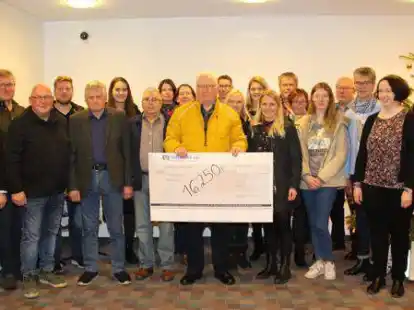 Gro&szlig;e Freude bei der Spenden&uuml;bergabe: Die Vertreter der Vereine und Gruppen mit Gesch&auml;ftsstellenleiter Tammo Kl&ouml;ver (links).