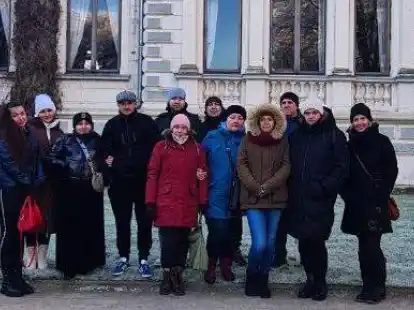 Nahmen in Rastede an der Integrationsma&szlig;nahme teil: Fl&uuml;chtlinge aus der Ukraine vor dem Palais.