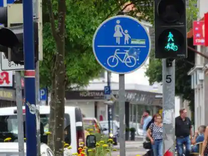Geh&ouml;ren der Vergangenheit an: Diese Schilder (Archivbild) sind seit M&auml;rz an der Parkstra&szlig;e in Hude nicht mehr zu sehen. Die neue Beschilderung gibt nun Fu&szlig;g&auml;ngern auf den Gehwegen den absoluten Vorrang.