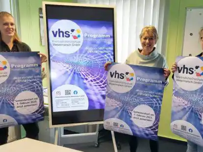 Abteilungsleiterin Monika van B&uuml;ren, Gesch&auml;ftsf&uuml;hrerin Ulrike Michalzik und die stellvertretende KVHS-Leiterin Dr. Claudia Sch&uuml;tze freuen sich auf den Start des Fr&uuml;hjahressmester unter dem Motto &bdquo;Aktiv vernetzt und digital verbunden&ldquo;.