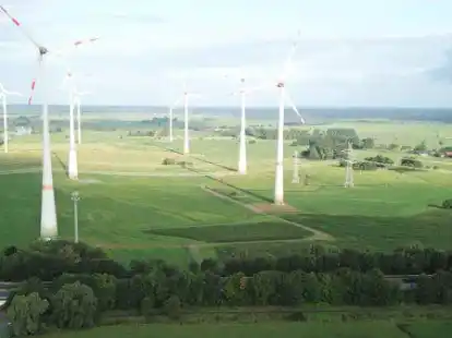 Der Windpark Sande zwischen Autobahn 29 und Emds-Jade-Kanal: Bald soll hier auch Freifl&auml;chen-Fotovoltaik installiert werden.