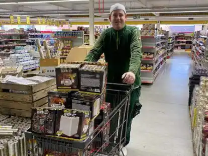 Nachschub bereits um 10. 30 Uhr: Christian Wagner unterst&uuml;tzt den Verkaufsstart und bringt frische Ware aus dem Lager.