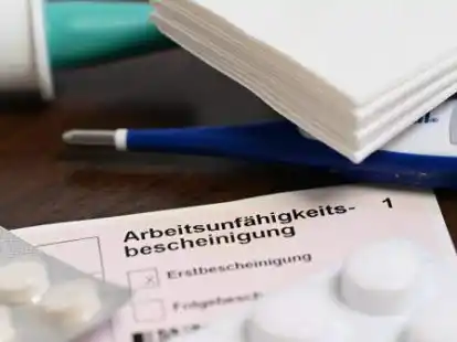 Ein Fieberthermometer, Medikamente und eine &auml;rztliche Arbeitsunf&auml;higkeitsbescheinigung (Krankmeldung) liegen auf einem Nachttisch (gestellte Szene). Der Krankenstand aufgrund von Influenza erreicht neue H&ouml;chstst&auml;nde in Ostfriesland.