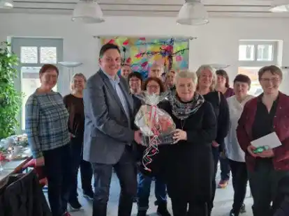 Haben sich zum gemeinsamen Fr&uuml;hst&uuml;ck getroffen: Ein Teil des Teams der Diakonie-Sozialstation mit B&uuml;rgermeister J&ouml;rg Skatulla (vordere Reihe, von links), Pflegedienstleiterin Elisabeth Loch und Pastorin Birte Wielage. Krankheitsbedingt konnten nicht alle Pflegerinnen dabei sein.