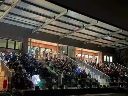 Trotz des widrigen Wetters kamen rund 300 G&auml;ste ins Fu&szlig;ballstadion.