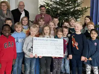 Bei der symbolischen Scheck&uuml;bergabe freuten sich nicht nur die Kinder. Mit dabei waren (hinten, von links): Andrea Pleyn (Kassenwartin F&ouml;rderverein der Grundschule Osterscheps), Ulrich Hoffmann (Vertreter &bdquo;Tischlein deck&rsquo; dich&ldquo;) und Christian Pagels (kommissarischer Schulleiter).