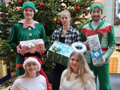 Freuten sich auf das Verteilen der Geschenke: (vorn knieend von links) Noelle Zerhusen (Bauamt), Auszubildende Alexandra Frisorger, (Mitte) Koordinatorin und stellvetretende Leiterin des Ordnungs- und Sozialamtes Nadine Ernst, (stehend von links) Hendrik Poertner (Ordnungs- und Sozialamt) sowie Integrationsbeauftragter Temur Litvinov.