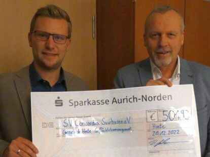 Dennis Igelmann, Vorsitzender des SV Concordia Suurhusen, konnte B&uuml;rgermeister Uwe Redenius den Spendenscheck &uuml;berreichen.