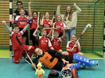 In Bremen dabei: (hinten, von links nach rechts) Heiko Schwarz (Trainer), Merle Schwarz (Betreuerin), (Mitte) Sophie Veen, Carlotta Evers, Janne Bekker, Leonie Bruns und (vorne) Jonathan Evers, Piet Ohdens, Jonah B&uuml;scher, Mats B&ouml;hmer sowie (liegend) Luca B&ouml;hmer und Maskottchen &bdquo;Emdy&ldquo;.