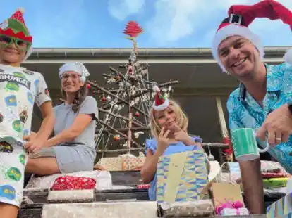 Auf Rarotoga haben Tim Meyer, seine Frau Lucile und seine Kinder Yann (links) und Charlie mit einem Weihnachtsbaum aus Treibholz gefeiert.