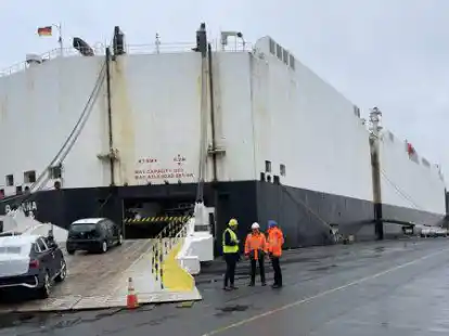 Einmal w&ouml;chentlich in Emden: die &bdquo;Parana&ldquo; aus Portugal, nach der Verladung auf dem Weg nach Spanien &uuml;ber Irland. Im Hintergrund die &bdquo;Silver Ray&ldquo;, die VW-Polos aus S&uuml;dafrika gebracht hat.